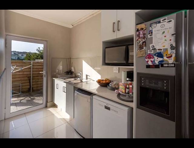 3 BEDROOM TOWNHOUSE FOR SALE IN EDGEMOUNT ESTATE